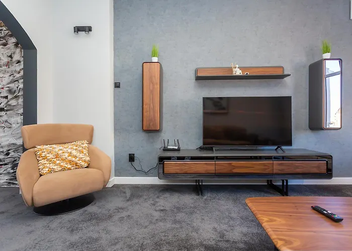 Urban Elegance Sofya