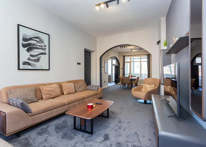 Urban Elegance Apartment *